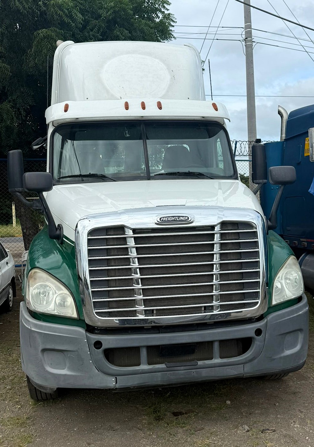 FREIGHTLINER- CASCADIA DIECAST- BLANCO CON VERDE- año 2013-caja110 - motor DD15- 500,000 MIL MILLAS
